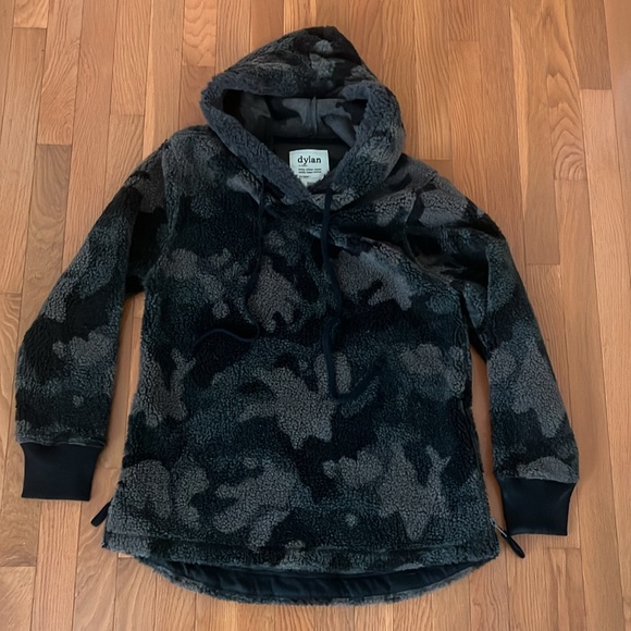 Evereve Dylan Camo faux Sherpa Camo side zip hoodie - Picture 4 of 7